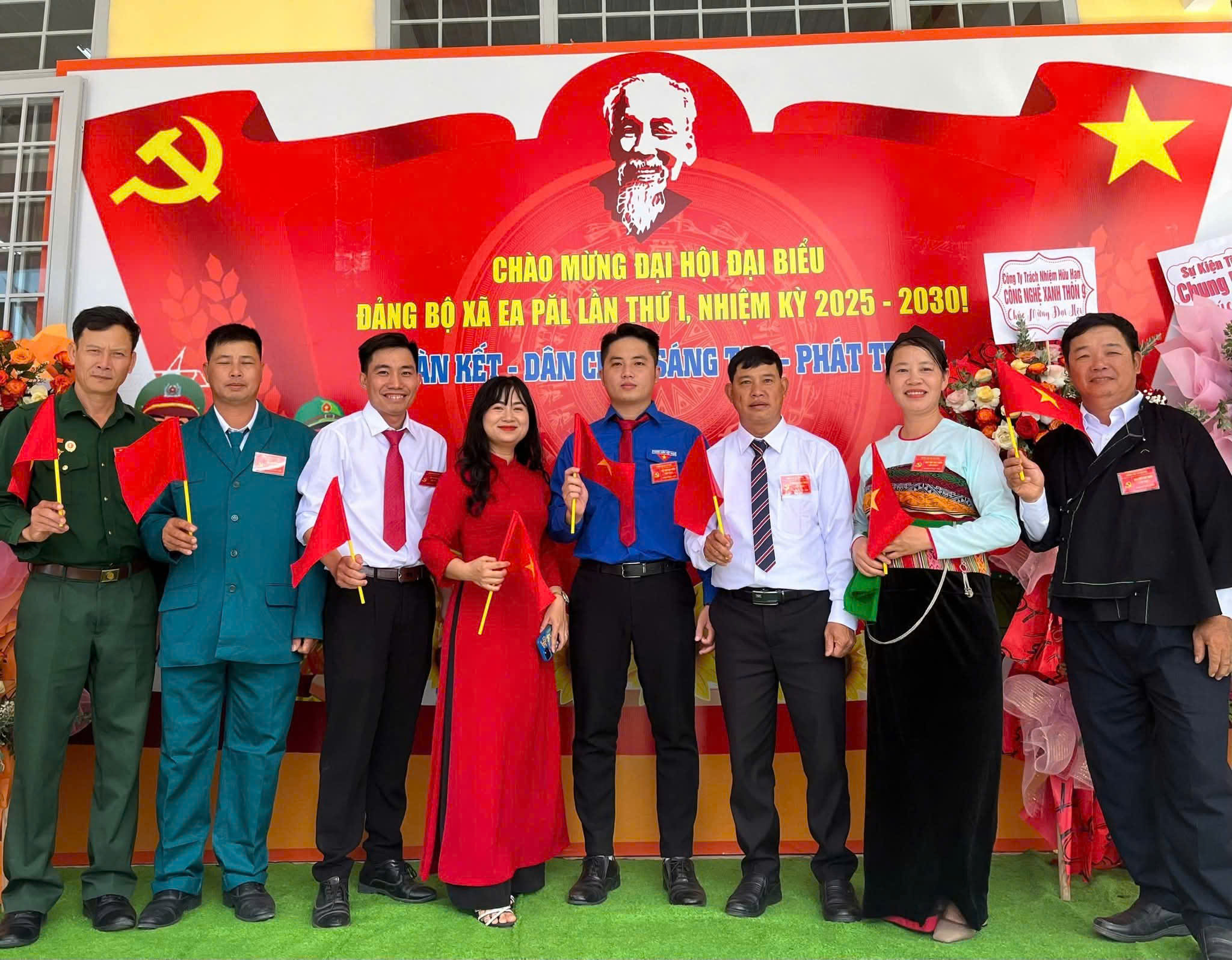 BÍ THƯ CHI BỘ NHIỆT HUYẾT, GƯƠNG MẪU TRONG CÔNG VIỆC VÀ GIỮ GÌN PHÁT HUY BẢN SẮC DÂN TỘC